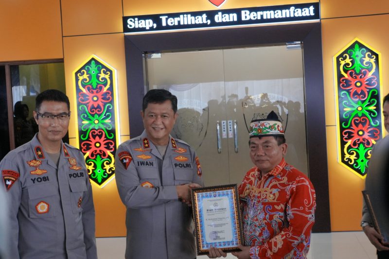Bupati Kapuas H. Muhammad Wiyatno menerima piagam penghargaan dari Kapolda Kalimantan Tengah Irjen Pol. Drs. Iwan Kurniawan pada Peresmian Renovasi Mako Direktorat Samapta Polda Kalimantan Tengah, Jumat (5/6/2026), di Palangka Raya.