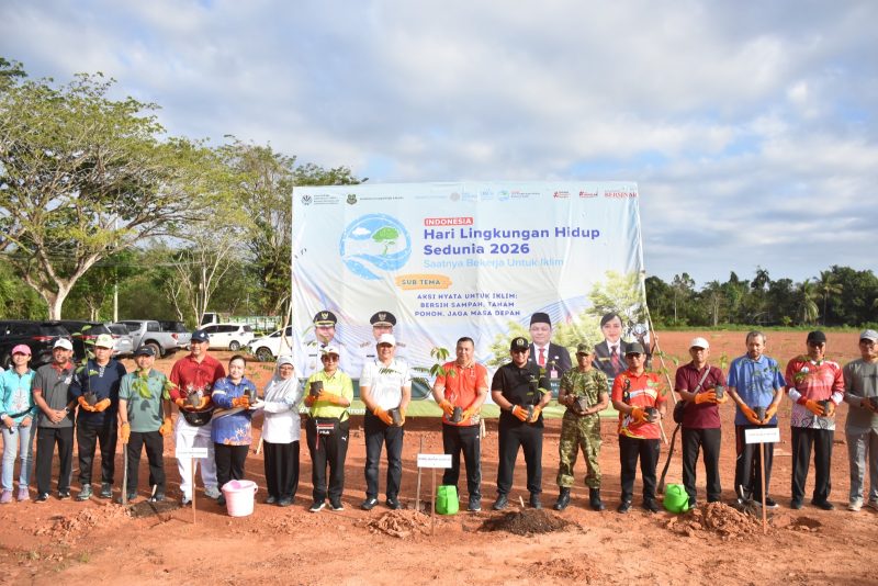 Wakil Bupati Kapuas, Dodo, S.P., bersama Sekretaris Daerah Kabupaten Kapuas, Usis I. Sangkai, unsur Forkopimda, instansi vertikal, TNI/Polri, organisasi kemasyarakatan, pelajar, serta para tamu undangan lainnya, di Halaman Batalyon, Jalan Kalimantan, Kelurahan Selat Hilir, Kecamatan Selat, Sabtu (6/6/2026).