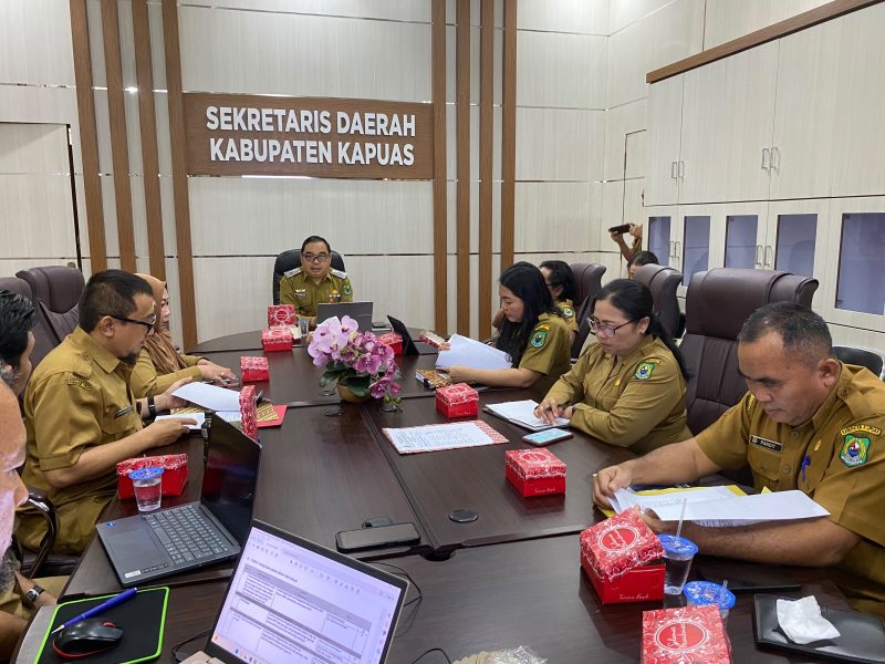Asisten Kesejahteraan Rakyat (Asisten I) Sekretaris Daerah Kabupaten Kapuas, Romulus, memimpin Rapat Tindak Lanjut Penilaian Kelayakan Penerapan Pola Pengelolaan Keuangan Badan Layanan Umum Daerah (PPK-BLUD) pada Rumah Sakit Kelas D Pratama Pujon, bertempat di Ruang Rapat Sekretaris Daerah Kabupaten Kapuas, Senin (6/7/2026).