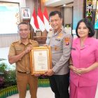 Bupati Kapuas HM Wiyatno yang diwakili Staf Ahli Bupati Bidang Kemasyarakatan dan Sumber Daya Manusia (KSDM), Budi Kurniawan menerima penghargaan Satya Lencana Karya Nusa dari Pengurus Pusat PP Polri yang diserahkan langsung oleh Kapolda Kalteng Irjen Pol. Iwan Kurniawan pada rangkaian peringatan HUT PP Polri ke-27 yang berlangsung di Aula Mapolda Kalimantan Tengah, Selasa (7/7/2026).