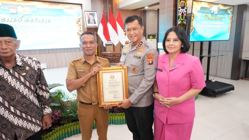 Bupati Kapuas HM Wiyatno yang diwakili Staf Ahli Bupati Bidang Kemasyarakatan dan Sumber Daya Manusia (KSDM), Budi Kurniawan menerima penghargaan Satya Lencana Karya Nusa dari Pengurus Pusat PP Polri yang diserahkan langsung oleh Kapolda Kalteng Irjen Pol. Iwan Kurniawan pada rangkaian peringatan HUT PP Polri ke-27 yang berlangsung di Aula Mapolda Kalimantan Tengah, Selasa (7/7/2026).