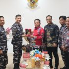Bupati Kapuas H. Muhammad Wiyatno didampingi Staf Ahli Bupati KSDM Budi Kurniawan saat saling bertukar cinderamata dengan Komandan Pangkalan TNI AL (Lanal) Banjarmasin Kolonel Laut (P) Galih Nurna Putra di Rumah Jabatan Bupati Kapuas, Kamis (9/7/2026) pagi.