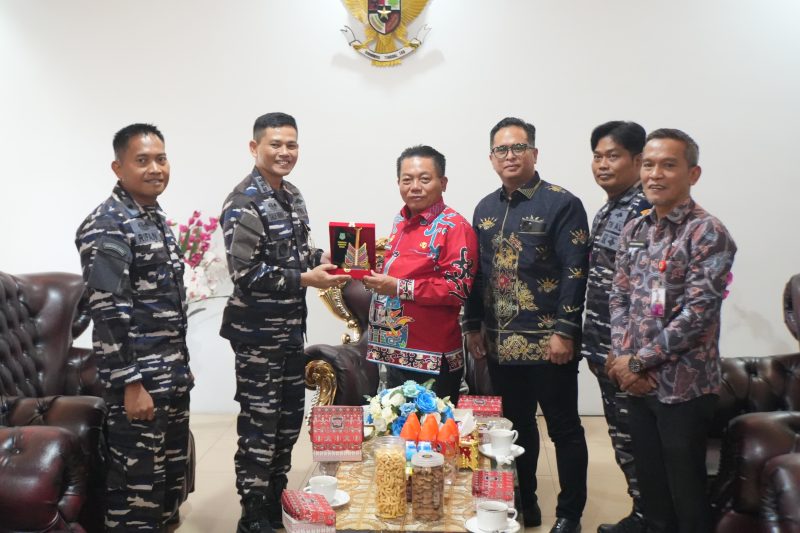 Bupati Kapuas H. Muhammad Wiyatno didampingi Staf Ahli Bupati KSDM Budi Kurniawan saat saling bertukar cinderamata dengan Komandan Pangkalan TNI AL (Lanal) Banjarmasin Kolonel Laut (P) Galih Nurna Putra di Rumah Jabatan Bupati Kapuas, Kamis (9/7/2026) pagi.