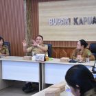 Pemerintah Kabupaten Kapuas menggelar rapat pembahasan penyesuaian tarif retribusi Rumah Potong Unggas (RPU), di Ruang Rapat Kantor Bupati Kapuas, Selasa (9/6/2026). 