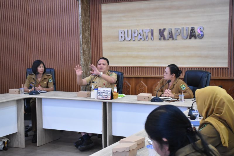 Pemerintah Kabupaten Kapuas menggelar rapat pembahasan penyesuaian tarif retribusi Rumah Potong Unggas (RPU), di Ruang Rapat Kantor Bupati Kapuas, Selasa (9/6/2026). 