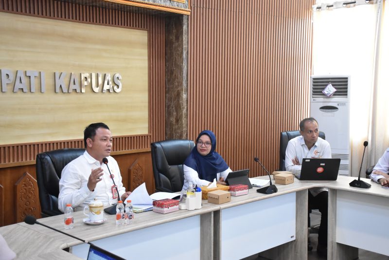 Sekretaris Daerah Kabupaten Kapuas, Usis I. Sangkai, memimpin diskusi bersama Satuan Tugas Makan Bergizi Gratis (MBG), Satuan Pelayanan Pemenuhan Gizi (SPPG), serta kegiatan observasi SPPG di Kabupaten Kapuas, di Ruang Rapat Kantor Bupati Kapuas, Rabu (10/6/2026).