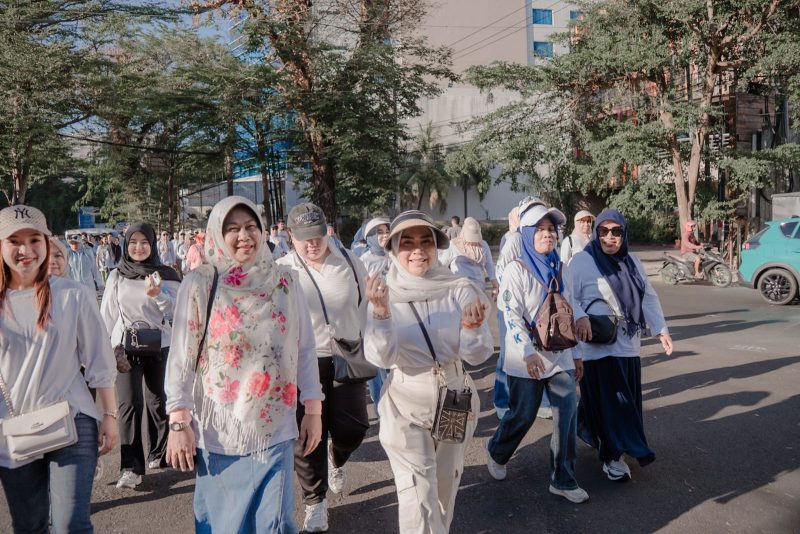 Ketua Tim Penggerak (TP) PKK Kabupaten Kapuas, Hj. Siti Saniah Wiyatno, mengikuti kegiatan Jalan Sehat Anti Mager dan Festival Kuliner yang menjadi bagian dari rangkaian kegiatan nasional TP PKK di Rumah Jabatan Gubernur Sulawesi Selatan, Makassar, Sabtu (11/7/2026).