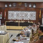 Wakil Bupati Kapuas, Dodo, didampingi Sekda Kabupaten Kapuas, Usis I. Sangkai, hadiri Rapat Forum Komunikasi Kabupaten Kapuas Semester I Tahun 2026 yang dirangkai dengan pembahasan tindak lanjut Program Skema Sharing Iuran (SSI) Jaminan Kesehatan Nasional (JKN) di Kabupaten Kapuas, bertempat di Aula Bapperida Kabupaten Kapuas, Senin (11/5/2026).