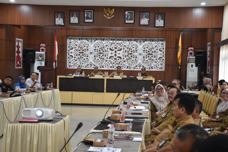Wakil Bupati Kapuas, Dodo, didampingi Sekda Kabupaten Kapuas, Usis I. Sangkai, hadiri Rapat Forum Komunikasi Kabupaten Kapuas Semester I Tahun 2026 yang dirangkai dengan pembahasan tindak lanjut Program Skema Sharing Iuran (SSI) Jaminan Kesehatan Nasional (JKN) di Kabupaten Kapuas, bertempat di Aula Bapperida Kabupaten Kapuas, Senin (11/5/2026).