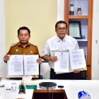 Bupati Kapuas HM Wiyatno bersama Direktur Jenderal Lahan dan Irigasi Pertanian Kementerian Pertanian RI, Dr. Ir. Hermanto, M.P saat melakukan penandatanganan nota kesepahaman (MoU) terkait pelaksanaan konstruksi cetak sawah Tahun Anggaran 2026, yang dilaksanakan di Kantor Dinas Tanaman Pangan, Hortikultura dan Peternakan Provinsi Kalimantan Tengah, Selasa (12/5/2026).