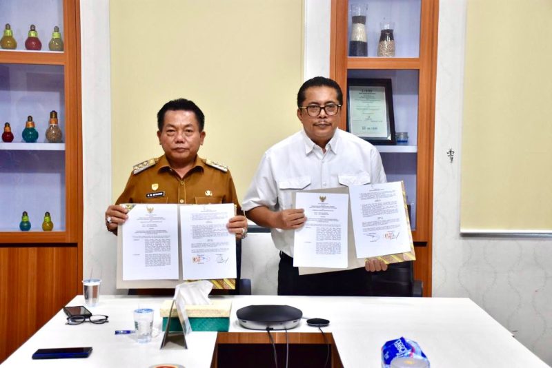 Bupati Kapuas HM Wiyatno bersama Direktur Jenderal Lahan dan Irigasi Pertanian Kementerian Pertanian RI, Dr. Ir. Hermanto, M.P saat melakukan penandatanganan nota kesepahaman (MoU) terkait pelaksanaan konstruksi cetak sawah Tahun Anggaran 2026, yang dilaksanakan di Kantor Dinas Tanaman Pangan, Hortikultura dan Peternakan Provinsi Kalimantan Tengah, Selasa (12/5/2026).