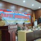 Wakil Bupati Kapuas Dodo saat memberikan sambutan sekaligus membuka secara resmi Rapat Koordinasi Kesiapsiagaan Penanggulangan Bencana Kebakaran Hutan dan Lahan (Karhutla) di Wilayah Kabupaten Kapuas Tahun 2026 yang berlangsung di Aula Kantor Bapperida Kuala Kapuas, Selasa (12/5/2026).