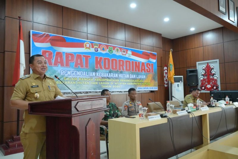 Wakil Bupati Kapuas Dodo saat memberikan sambutan sekaligus membuka secara resmi Rapat Koordinasi Kesiapsiagaan Penanggulangan Bencana Kebakaran Hutan dan Lahan (Karhutla) di Wilayah Kabupaten Kapuas Tahun 2026 yang berlangsung di Aula Kantor Bapperida Kuala Kapuas, Selasa (12/5/2026).