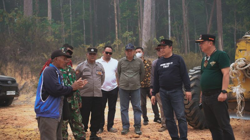 Wakil Bupati Kapuas Dodo saat meninjau kondisi jalan lintas P2D Sei Pinang–Rendan, Sabtu (12/9/2026).