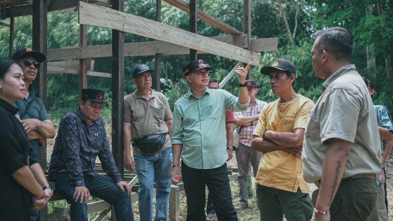 Wakil Bupati Kapuas Dodo berserta rombongan saat berkeliling desa untuk menyapa masyarakat sekaligus meninjau kondisi sarana dan prasarana, di antaranya gereja, jalan dan sekolah usai kegiatan monitoring realisasi pembangunan prasarana desa berupa jalan lintas P2D di Desa Tumbang Bukoi, Kecamatan Mandau Talawang, Minggu (13/9/2026).