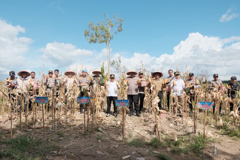 Bupati Kapuas H.M. Wiyatno bersama Sekretaris Daerah Kabupaten Kapuas Usis I. Sangkai, Kapolres Kapuas AKBP Gede Eka Yudharma dan jajaran berfoto bersama usai kegiatan Panen Raya Jagung Serentak Kuartal II Tahun 2026 di Desa Sei Asam, Kecamatan Kapuas Hilir, Sabtu (16/05/2026).