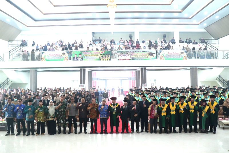 Foto bersama Bupati Kapuas, Ketua STAI, Dewan Pengajar, Tamu Undangan dan seluruh Wisudawan dan Wisudawati pada acara Wisuda Sarjana Angkatan XXVIII STAI Kuala Kapuas, di Aula Tingang Menteng Kuala Kapuas, Kamis (17/9/2026). (Foto : Humas Kominfo Kapuas) 
