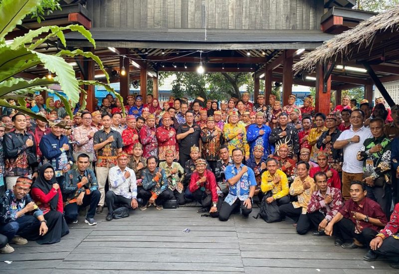 Bupati Kapuas HM Wiyatno, bersama Sekda Kabupaten Kapuas menggelar pertemuan silaturahmi dengan para kepala desa se-Kabupaten Kapuas.