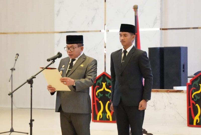 Bupati Kapuas HM Wiyatno saat memimpin  pengukuhan Paskibraka HUT 81 RI Kabupaten Kapuas.