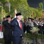 Wakil Bupati Kapuas Dodo S.P., M.A. memimpin Apel Kehormatan dan Renungan Suci di Taman Makam Pahlawan (TMP) Kencana, Kuala Kapuas, Sabtu (15/8/2026) malam. 