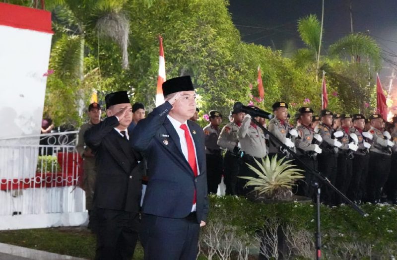 Wakil Bupati Kapuas Dodo S.P., M.A. memimpin Apel Kehormatan dan Renungan Suci di Taman Makam Pahlawan (TMP) Kencana, Kuala Kapuas, Sabtu (15/8/2026) malam. 