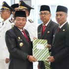 Bupati Kapuas HM Wiyatno menyerahkan SK  secara simbolis kepada pejabat yang baru dilantik.