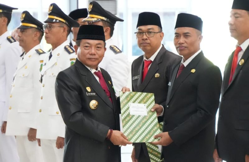 Bupati Kapuas HM Wiyatno menyerahkan SK  secara simbolis kepada pejabat yang baru dilantik.