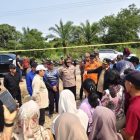 Bupati Kapuas HM Wiyatno dan jajaran saat meninjau lokasi sekolah SD yang terbakar di Desa Bunga Mawar Pulau Petak.