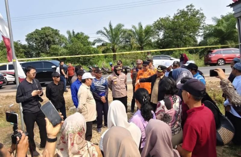 Bupati Kapuas HM Wiyatno dan jajaran saat meninjau lokasi sekolah SD yang terbakar di Desa Bunga Mawar Pulau Petak.