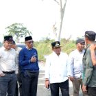 Bupati Kapuas HM Wiyatno dan jajaran saat melakukan pengecekan pembangunan infrastruktur jalan di Kecamatan Kapuas Barat.