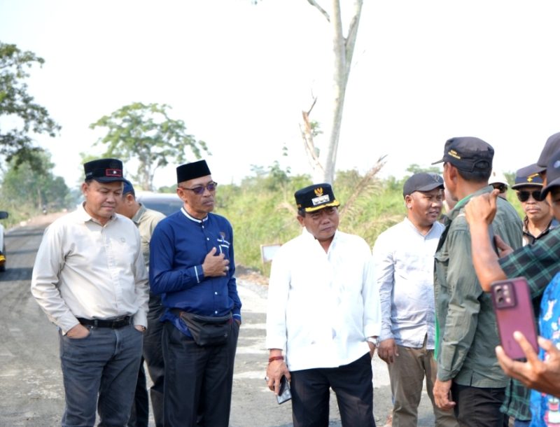 Bupati Kapuas HM Wiyatno dan jajaran saat melakukan pengecekan pembangunan infrastruktur jalan di Kecamatan Kapuas Barat.