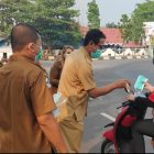 Kadinkes apuas dr Agus Waluyo memimpin langsung aksi bagi–bagi masker kepada pengguna jalan