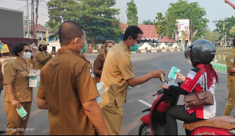 Kadinkes apuas dr Agus Waluyo memimpin langsung aksi bagi–bagi masker kepada pengguna jalan