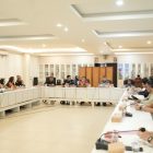 Bupati Kapuas HM Wiyatno memimpin rapat lanjutan terkait rencana elektrifikasi Desa Barunang dan wilayah sekitarnya di Kecamatan Kapuas Tengah, Kabupaten Kapuas. Kegiatan tersebut dilaksanakan sebagai upaya percepatan pembangunan jaringan listrik guna meningkatkan pelayanan dan kesejahteraan masyarakat di wilayah Kabupaten Kapuas, bertempat di Ruang Rapat Rujab Bupati Kapuas, Kamis (18/6/2026).