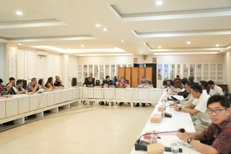 Bupati Kapuas HM Wiyatno memimpin rapat lanjutan terkait rencana elektrifikasi Desa Barunang dan wilayah sekitarnya di Kecamatan Kapuas Tengah, Kabupaten Kapuas. Kegiatan tersebut dilaksanakan sebagai upaya percepatan pembangunan jaringan listrik guna meningkatkan pelayanan dan kesejahteraan masyarakat di wilayah Kabupaten Kapuas, bertempat di Ruang Rapat Rujab Bupati Kapuas, Kamis (18/6/2026).