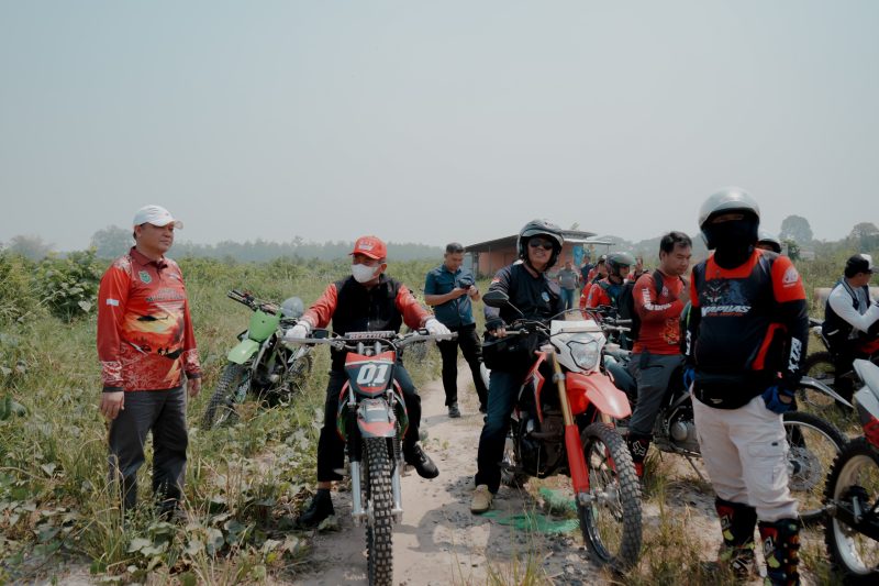 Bupati Kapuas HM Wiyatno bersama Wakil Bupati Kapuas Dodo dan Sekretaris Daerah Kabupaten Kapuas Usis I Sangkai, didampingi sejumlah Kepala Perangkat Daerah saat meninjau infrastruktur yang berada di Kelurahan Murung Keramat, Jumat (18/9/2026).