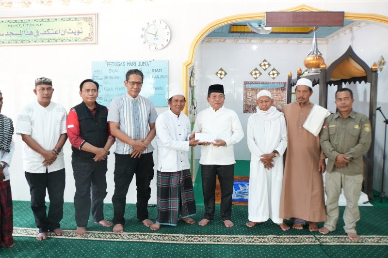Bupati Kapuas HM Wiyatno saat melaksanakan Safari Jumat di Masjid Noor, Kelurahan Panamas, Kecamatan Selat, Jumat (18/9/2026).