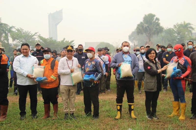 Penyerahan bantuan pangan kepada para relawan karhutla oleh Gubernur Kalteng Agustiar Sabran bersama Wagub Edy Pratowo dan Sekda Linae Victoria Aden, Sabtu (19/9/2026).