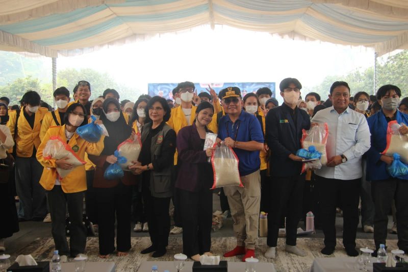 Sebanyak 3.000 mahasiswa di Kalimantan Tengah yang terdampak kebakaran hutan dan lahan (karhutla) menerima bantuan pangan dan bantuan tunai dari Pemerintah Provinsi Kalimantan Tengah. Bantuan diserahkan langsung oleh Gubernur Kalteng Agustiar Sabran di Halaman Istana Isen Mulang, Rumah Jabatan Gubernur Kalteng, Sabtu (19/9/2026).