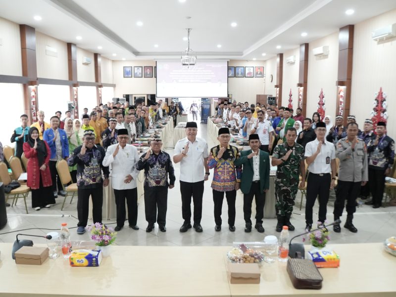 Wakil Bupati Kapuas Dodo berfoto bersama unsur Forkopimda, Kepala Bakesbangpol Yunabut, pengurus FKUB, serta para tokoh lintas agama usai acara pembukaan dialog kebangsaan.