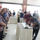 Bupati Kapuas HM Wiyatno didampingi Wakil Bupati Kapuas Dodo menyaksikan secara langsung Penandatanganan Perjanjian Kerja Sama Kegiatan Desk Program Skema Sharing Iuran (SSI) Jaminan Kesehatan Nasional (JKN) di Kabupaten Kapuas. Kegiatan tersebut berlangsung di Aula Bapperida Kapuas, Kamis (21/5/2026).