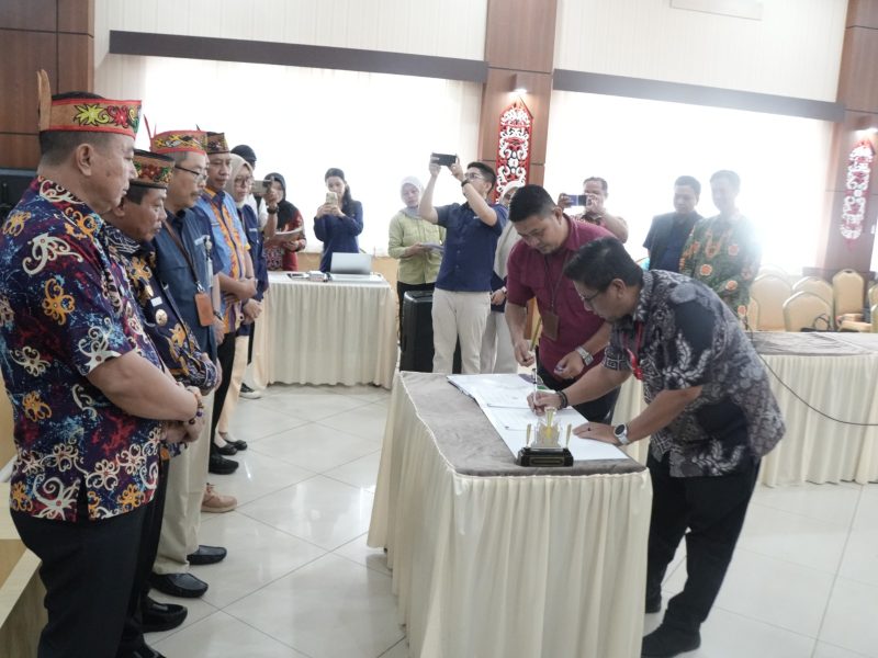 Bupati Kapuas HM Wiyatno didampingi Wakil Bupati Kapuas Dodo menyaksikan secara langsung Penandatanganan Perjanjian Kerja Sama Kegiatan Desk Program Skema Sharing Iuran (SSI) Jaminan Kesehatan Nasional (JKN) di Kabupaten Kapuas. Kegiatan tersebut berlangsung di Aula Bapperida Kapuas, Kamis (21/5/2026).