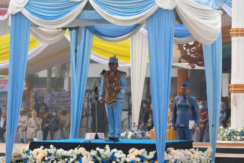 Gubernur Kalimantan Tengah H. Agustiar Sabran saat memimpin Upacara Peringatan Hari Jadi ke-67 Kabupaten Barito Selatan