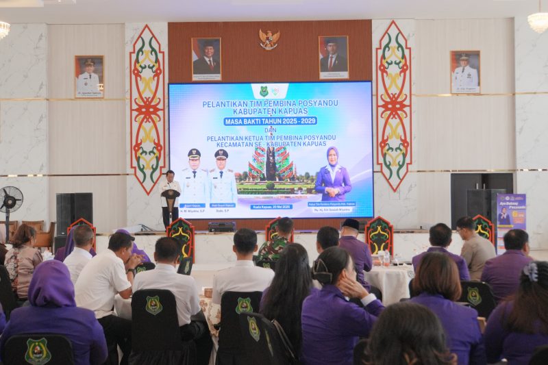 Bupati Kapuas H. Muhammad Wiyatno saat memberikan sambutan setelah melantik Tim Pembina Posyandu Kabupaten Kapuas Masa Bakti 2025–2029 serta Ketua Tim Pembina Posyandu Kecamatan se-Kabupaten Kapuas, bertempat di Hall Rumah Jabatan Bupati Kapuas, Rabu (20/5/2026).