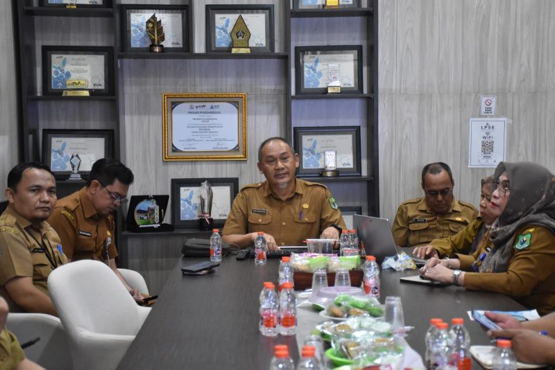 Kepala Bagian Pengadaan Barang dan jasa Sekretariat Daerah Kabupaten Kapuas Sidik Widiantoro pimpin rapat evaluasi pengadaan Barang/jasa dan Percepatan pengadaan Perubahan tahun anggaran 2026.