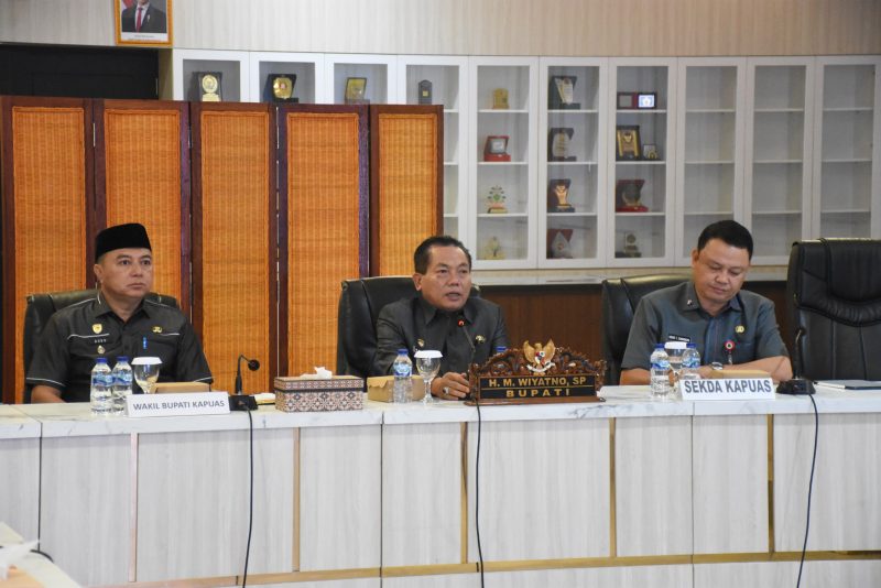 Bupati Kapuas HM Wiyatno, Wakil Bupati Dodo, Sekda Usis I. Sangkai, Forkopimda, serta jajaran TPID Kabupaten Kapuas saat mengikuti Rapat Teknis Pengendalian Inflasi Daerah di Ruang Rapat Rumah Jabatan Bupati Kapuas, Selasa (22/9/2026) pagi.
