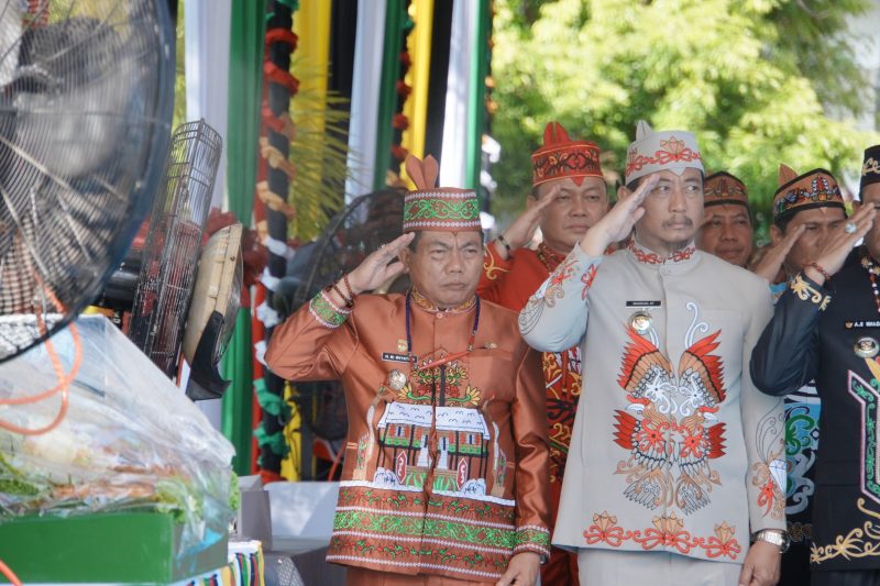 Bupati Kapuas H. M. Wiyatno bersama Sekretaris Daerah Kabupaten Kapuas Usis I. Sangkai menghadiri Upacara Peringatan Hari Jadi ke-69 Provinsi Kalimantan Tengah yang dilaksanakan di Halaman Kantor Gubernur Kalimantan Tengah, Sabtu (23/5/2026).