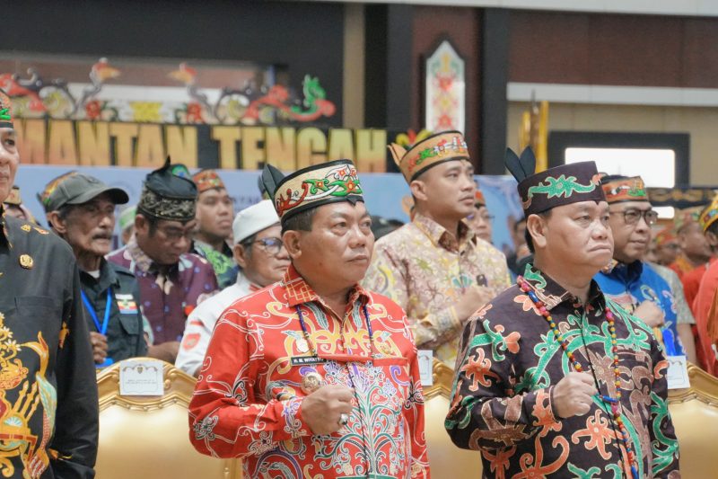 Bupati Kapuas H. Muhammad Wiyatno menghadiri pelantikan Pengurus Dewan Adat Dayak (DAD) dan Barisan Pertahanan Masyarakat Adat Dayak (BATAMAD) se-Kalimantan Tengah yang dilaksanakan di Aula Jayang Tingang Kantor Gubernur Kalimantan Tengah, Jumat (22/5/2026).