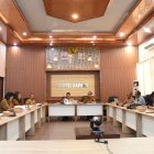 Pemkab Kapuas menggelar rapat penajaman kajian rancang bangun layanan Sababuka Bersinar sebagai langkah strategis dalam meningkatkan kualitas pelayanan publik yang terintegrasi dan berbasis kebutuhan masyarakat.