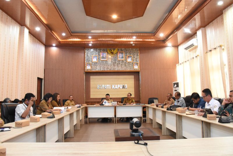 Pemkab Kapuas menggelar rapat penajaman kajian rancang bangun layanan Sababuka Bersinar sebagai langkah strategis dalam meningkatkan kualitas pelayanan publik yang terintegrasi dan berbasis kebutuhan masyarakat.